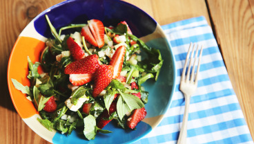 Sałatka z truskawek, kalarepy i rukoli z tofu fetą