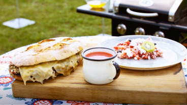 Odlotowa kanapka z grillowaną wołowiną i kapustą podana z chłodnikiem pomidorowym