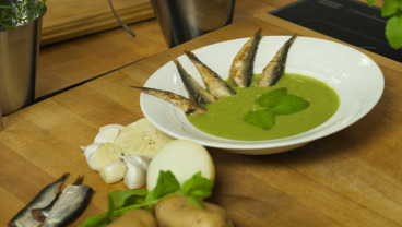 Krem z bobu ze smażonymi szprotkami