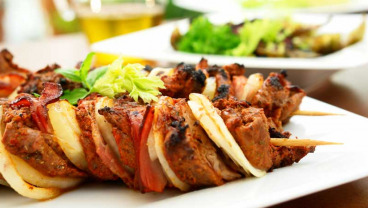 Szaszłyk z polędwicy wołowej na warzywach z rusztu