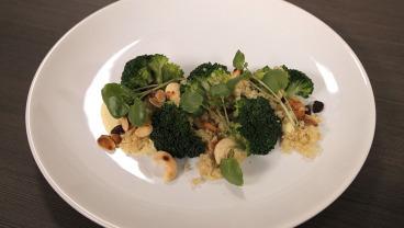 Sałatka z brokułów z migdałami i rodzynkami