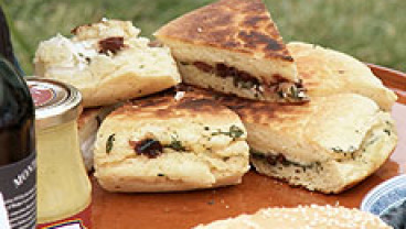 Pieróg z serami i oliwkami