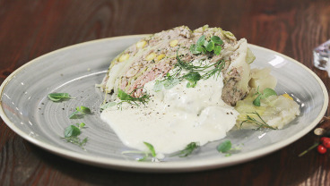 Faszerowana kapusta z sosem chrzanowym