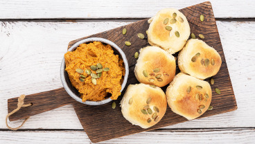 Pasta z warzyw korzennych podana z ekspresowymi bułeczkami