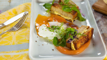 Grillowany ser koryciński z jajem w koszulce i pomidorowym majonezem