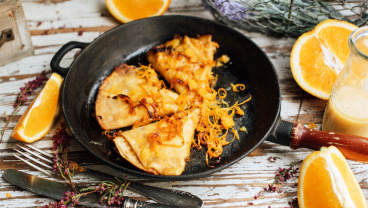 Crepes Suzette - płonące naleśniki z syropem pomarańczowym