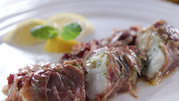 Polędwica z dorsza smażona w ziołowej panierce i długodojrzewającej szynce