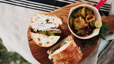 Kanapka z boczkiem pieczonym na słomie z sałatką z kiszonych ogórków