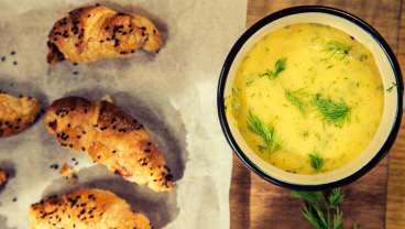 Rogaliki z ciasta francuskiego z pstrągiem, burakami i sosem cytrynowym