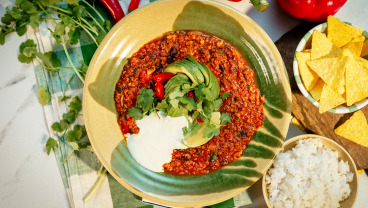 Chili con carne z nachosami i awokado 