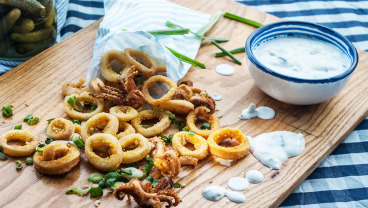 Smażone kalmary podane z sosem tatarskim 