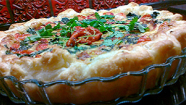 Tarta z łososiem, szpinakiem, grillowaną papryką, oscypkiem, kolendrą i pomidorami