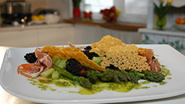 Sałatka z zielonych szparagów, jeżyn, prosciutto i parmezanu z salsa verde