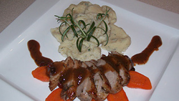 Pieczona pierś z kaczki w żurawinowym sosie z szałwiowymi kluseczkami i karmelizowaną marchewką