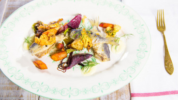 Marynowane sielawki z polskimi warzywami, chrustem z natki pietruszki