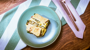 Tost śniadaniowy z omletem, szpinakiem i suszonymi pomidorami