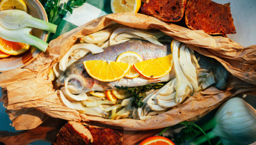 Pstrąg z pieca z ziołami z czosnkową ciabattą