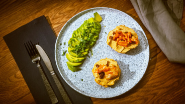 Bułeczki keto z hummusem, awokado i kimchi