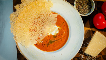 Pomidorowa z pieczonych warzyw z parmezanowym krakersem 
