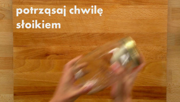 Jak łatwo obrać czosnek za pomocą słoika   