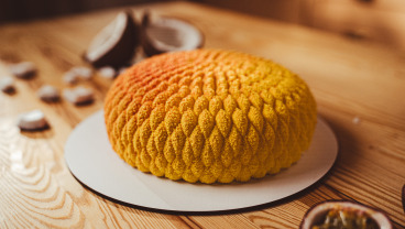 Tort musowy z kokosem, marakują i mango