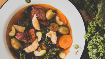 Zupa jarzynowa z kiełbasą, młodym jarmużem i francuskimi kluskami