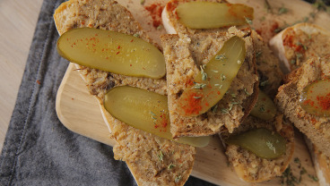 Pajda z pastą gryczaną z jabłkiem i majerankiem