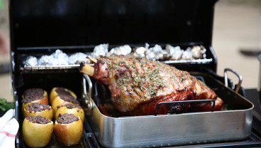 Szynka sarmacka pieczona w całości, podana z jabłkami faszerowanymi kaszanką i gulaszem z maślaków