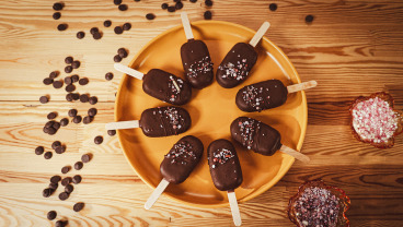 Cakesicles czekoladowe z malinami