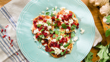 Moskole z bryndzą i sosem żurawinowo-pomarańczowym