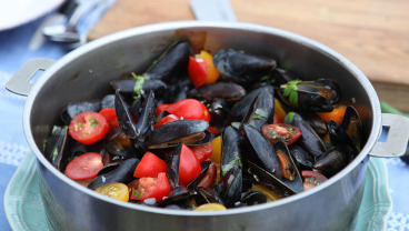 Omułki z lubczykiem i pomidorami