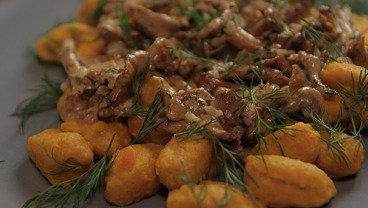 Kluseczki marchewkowe z sosem kurkowym - Izabela Kulińska