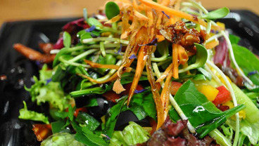 Sałatka ze szpinaku, indyka i karmelizowanych orzechów z oliwą z pestek dyni