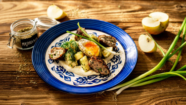 Karminadle górnośląskie z majerankiem, duszoną cebulą i jabłkiem