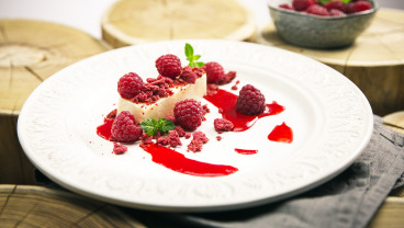 Sernik z sera koziego z sosem paprykowo-malinowym i kruszonką