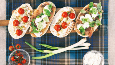 Mini pizza z ricottą i pomidorkami koktajlowymi lub z prosciutto i mozzarellą