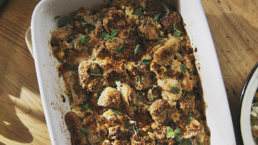 Grzyby zapiekane pod parmezanem z wędzonym twarogiem i surówką z pora 