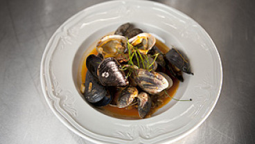 Małże zapiekane pod ciastem francuskim