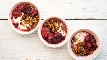 Kokosowy pudding z owocami z kompotu i gryczaną granolą