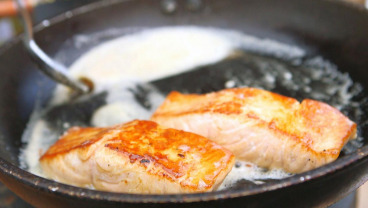 Łosoś z rabarbarową salsą i ziemniakami w glazurze