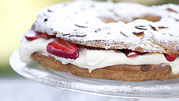 Wieniec z kremem cytrynowym i truskawkami