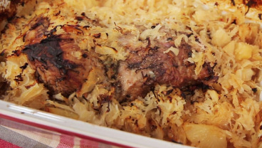 Łopatka wieprzowa w kiszonej kapuście z ananasem