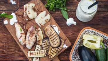 Filety z żabnicy smażone na boczku z grillowanymi warzywami i sosem jogurtowym