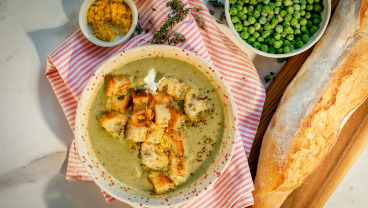 Zielony krem warzywny z jogurtem i grzankami