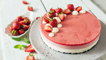 Truskawkowy sernik na zimno z galaretką