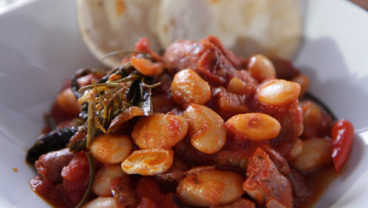 Fasola „Jaś” duszona z białą kiełbasą jagnięcą, pomidorami, białym winem i bukietem świeżych ziół