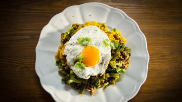 Gulasz z ryżem, warzywami i jajkiem sadzonym