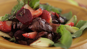 Ciepła sałatka z botwiny i kurzych wątróbek