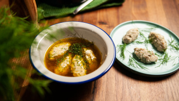 Bulion na karpiu z pulpecikami z mięsa karpia