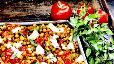 Dakos pieczone z ciecierzycą, pomidorami i fetą